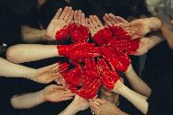 kırmızı kalp boyası ile birlikte oluşan eller